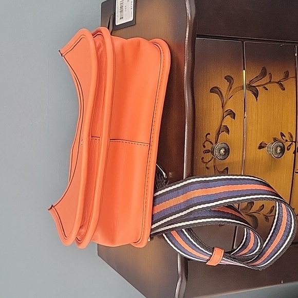 Dkny brook messenger nwt - Picture 4 of 6